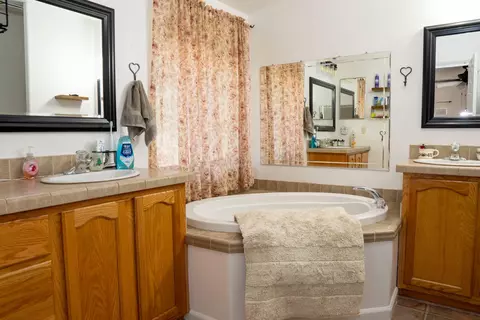 Bath - 6136 N Bethel Ave, Clovis, CA 93619 photo 1 of 4