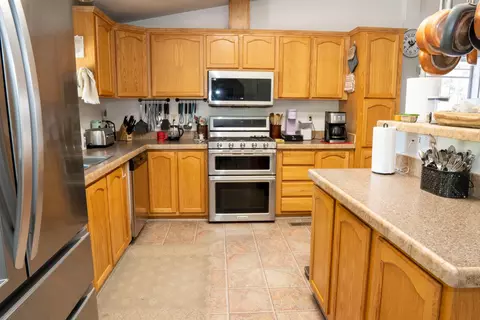 Kitchen - 6136 N Bethel Ave, Clovis, CA 93619 photo 1 of 3