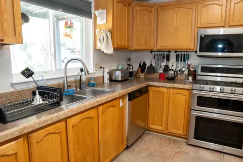 Kitchen - 6136 N Bethel Ave, Clovis, CA 93619 photo 2 of 3