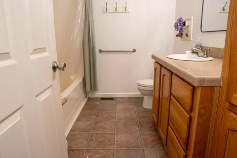 Bath - 6136 N Bethel Ave, Clovis, CA 93619 photo 3 of 4