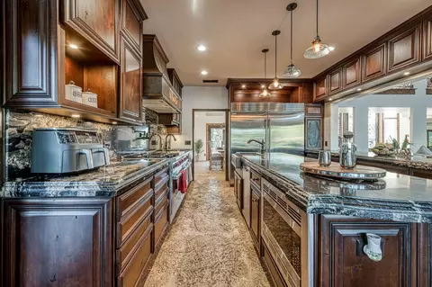 Kitchen - 5334 N Marjan Ave, Clovis, CA 93619 photo 5 of 9