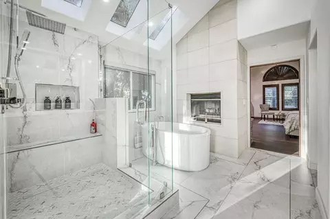 Bath - 5334 N Marjan Ave, Clovis, CA 93619 photo 7 of 8