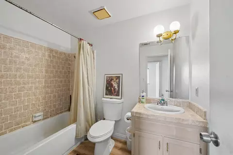 Bath - 18618 Hanover Dr, Madera, CA 93638 photo 1 of 2