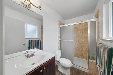 Bath - 18618 Hanover Dr, Madera, CA 93638 photo 2 of 2