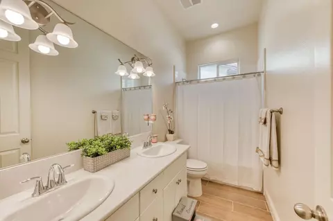 Bath - 3965 Buckingham Ave, Clovis, CA 93619 photo 2 of 3