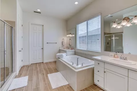 Bath - 3965 Buckingham Ave, Clovis, CA 93619 photo 3 of 3