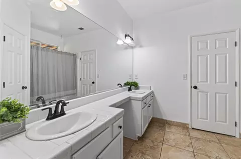 Bath - 1436 E Cypress Ave, Reedley, CA 93654 photo 1 of 2