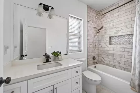 Bath - 1436 E Cypress Ave, Reedley, CA 93654 photo 2 of 2