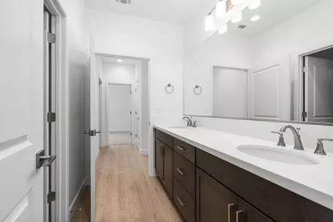 Entry Way - 295 N Laker Ln, Fowler, CA 93625 photo 5 of 6