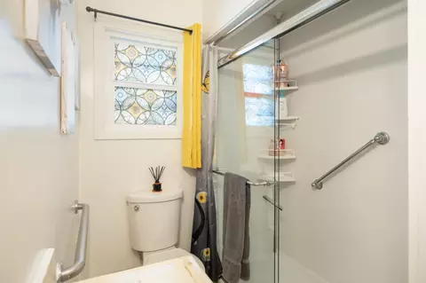 Bath - 417 N O St, Madera, CA 93637 photo 1 of 2