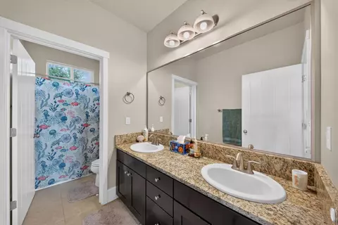Bath - 1855 N Whitehorse Ln, Clovis, CA 93619 photo 1 of 5