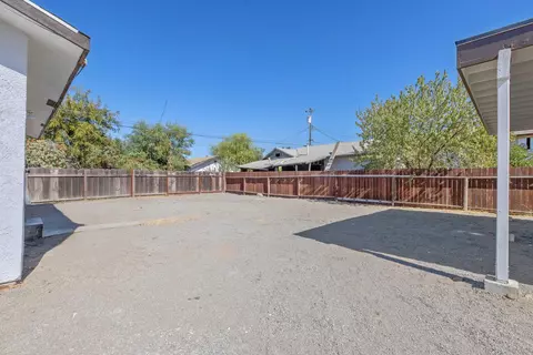 Exterior - 1950 Van Horn St, Selma, CA 93662 photo 9 of 12