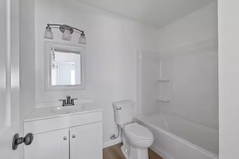 Bath - 1950 Van Horn St, Selma, CA 93662 photo 1 of 3