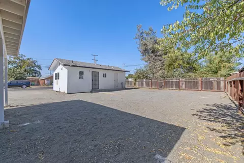 Exterior - 1950 Van Horn St, Selma, CA 93662 photo 10 of 12