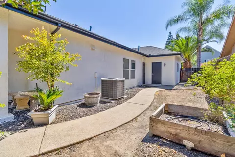 Exterior - 467 S Maple Dr, Reedley, CA 93654 photo 11 of 15