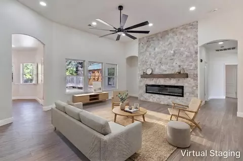 Living - 467 S Maple Dr, Reedley, CA 93654 photo 2 of 3