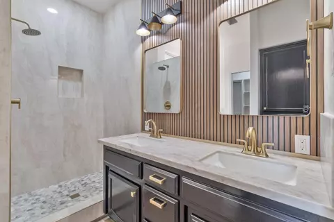 Bath - 467 S Maple Dr, Reedley, CA 93654 photo 2 of 5