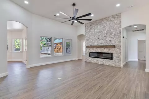 Living - 467 S Maple Dr, Reedley, CA 93654 photo 3 of 3