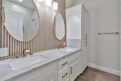Bath - 467 S Maple Dr, Reedley, CA 93654 photo 4 of 5