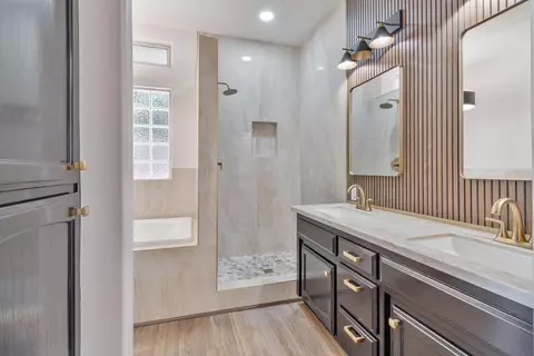 Bath - 467 S Maple Dr, Reedley, CA 93654 photo 1 of 5