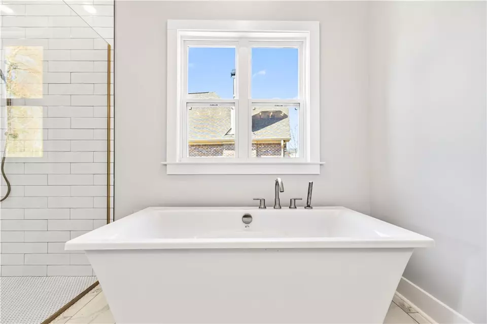 Bath - 2348 Annandale Ln, Auburn, AL 36830 photo 2 of 6