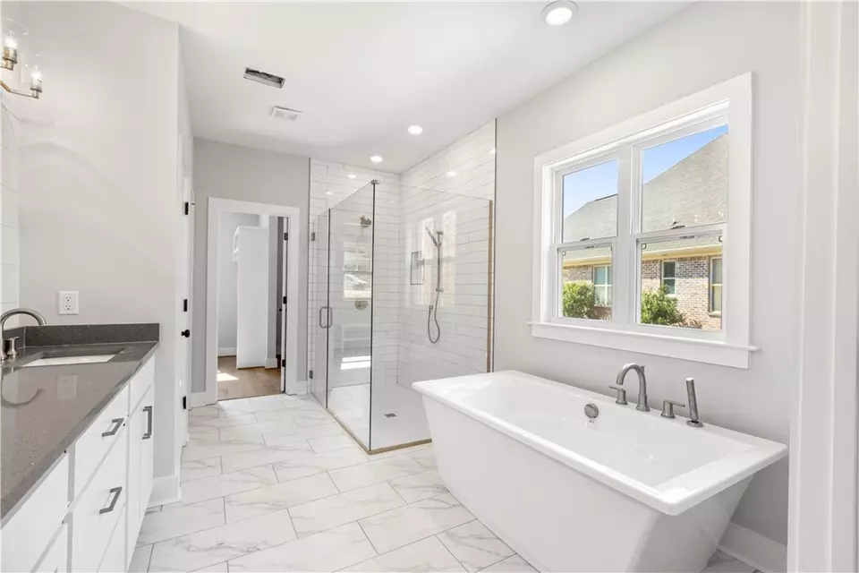 Bath - 2348 Annandale Ln, Auburn, AL 36830 photo 3 of 6