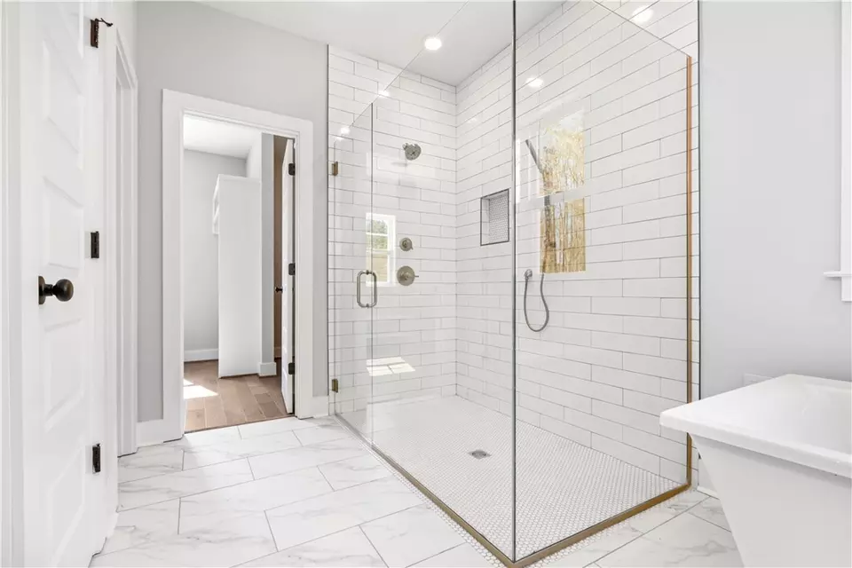 Bath - 2348 Annandale Ln, Auburn, AL 36830 photo 4 of 6