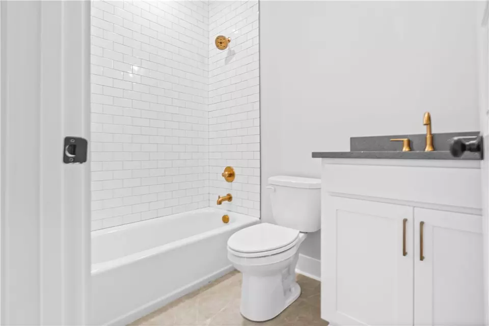 Bath - 2348 Annandale Ln, Auburn, AL 36830 photo 5 of 6