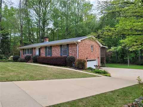 1306 Cordelia Dr, Opelika, AL 36801