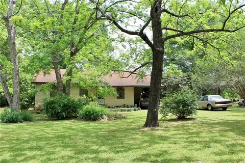 71 W College St S, Notasulga, AL 36866