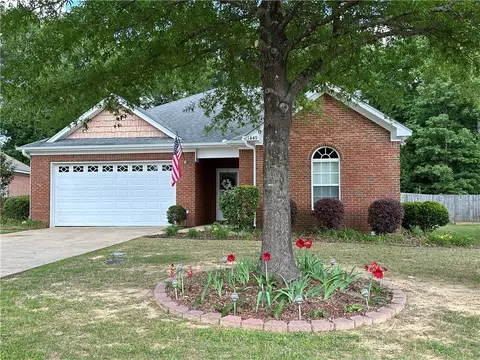 1449 Cloverbrook Cir, Auburn, AL 36832
