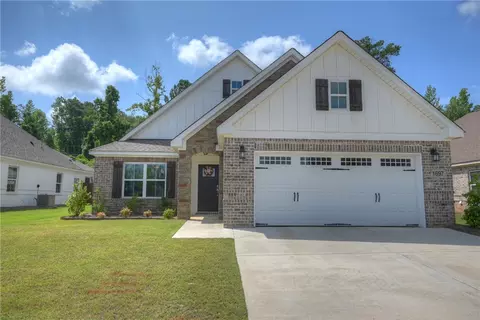 1697 Hidden Lakes Dr, Opelika, AL 36801