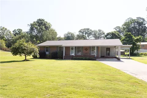 1507 Pinedale Dr, Opelika, AL 36801