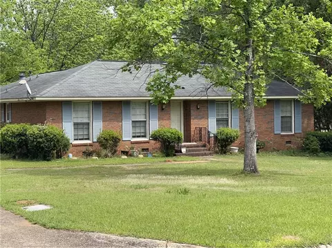 2605 Pineknoll St, Opelika, AL 36804