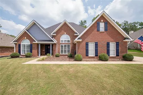 423 Shadowwood Dr, Smiths Station, AL 36877