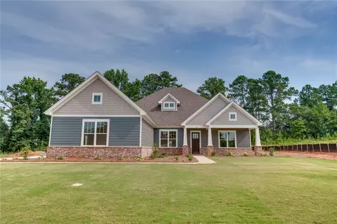 92 Merlin St, Opelika, AL 36801