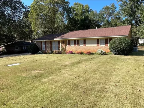 806 N Hills Dr, Opelika, AL 36801