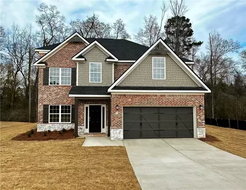 247 Meadowlark Dr, Smiths Station, AL 36877