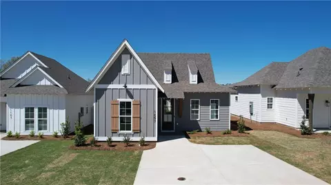 1097 Woodland Cir, Opelika, AL 36801