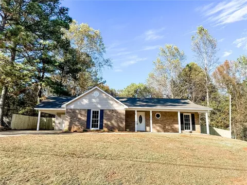 604 Oakview Cir, Smiths Station, AL 36877