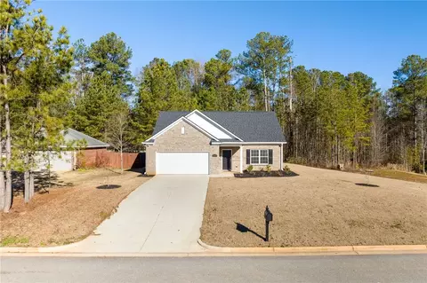 102 Oak Park Dr, Opelika, AL 36801
