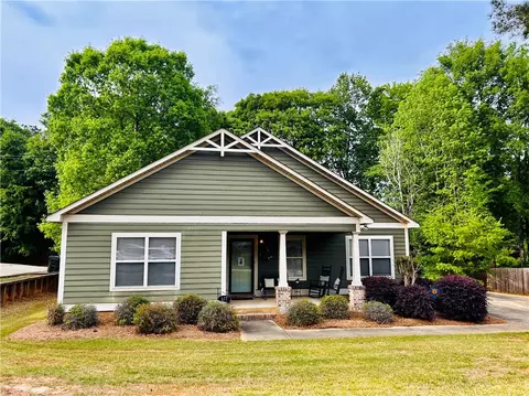 377 Embry Ln, Auburn, AL 36830