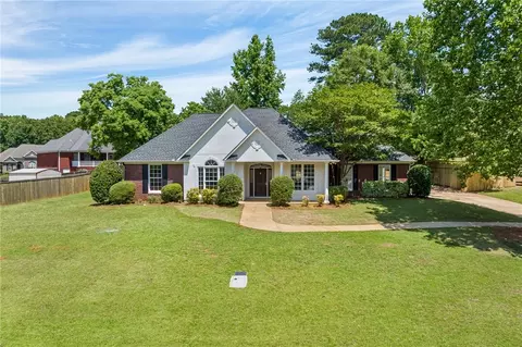 1104 Greystone Ln, Opelika, AL 36801
