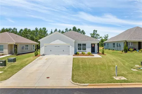 512 Yellowstone Dr, Opelika, AL 36804