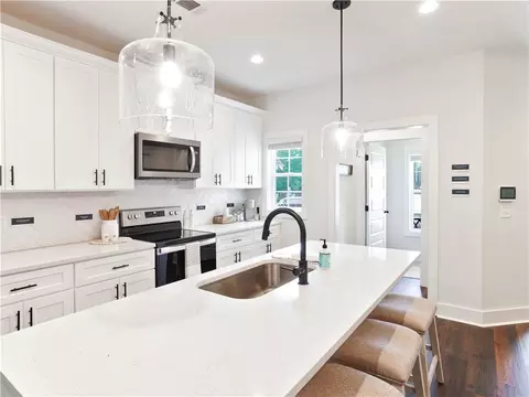 1007 Crossing Ct E, Valley, AL 36854 photo 2