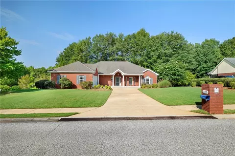 2100 Calcutta Dr, Opelika, AL 36801