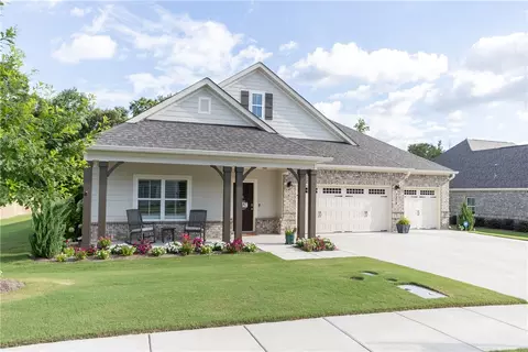 1918 Nightsong Ln, Opelika, AL 36801