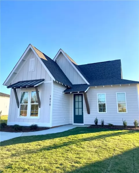 1010 Crossing Ct E, Valley, AL 36854