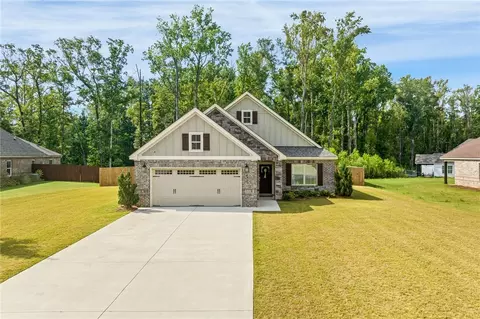 833 Aster Ln, Opelika, AL 36801