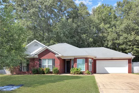 202 Cove Creek Dr, Opelika, AL 36804